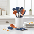 Set utensili cucina in silicone su piano in marmo